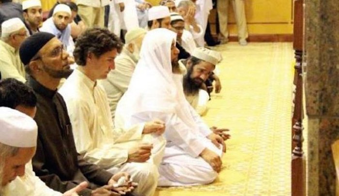 Trudeau Junior dans une mosque.