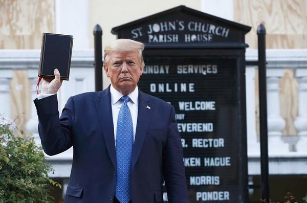 Trump tenant la Bible.