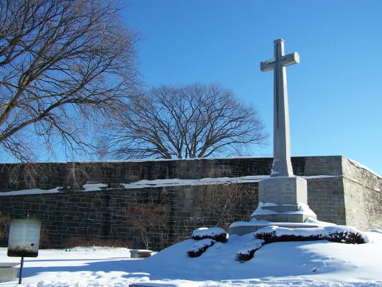 La Croix du Sacrifice, prs de la Porte St-Louis  Qubec.