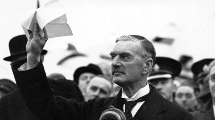 Neville Chamberlain annonant La paix pour notre temps, parce que Hitler a sign un bout de papier...