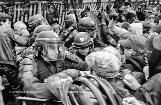 Pro-choix violents chargeant les policiers anti-meute.