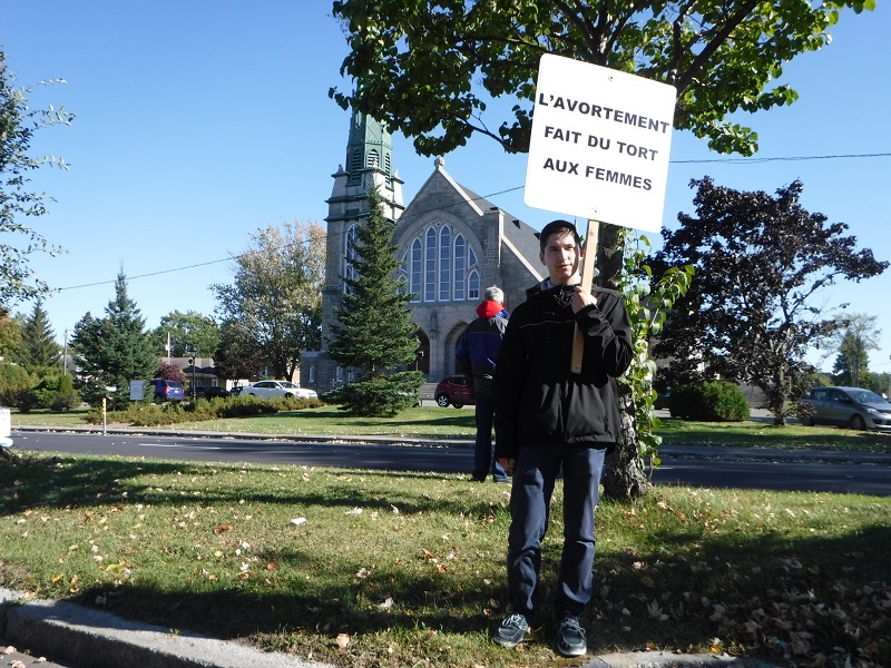 L'glise Saint-Charles-Garnier en arrire-plan.