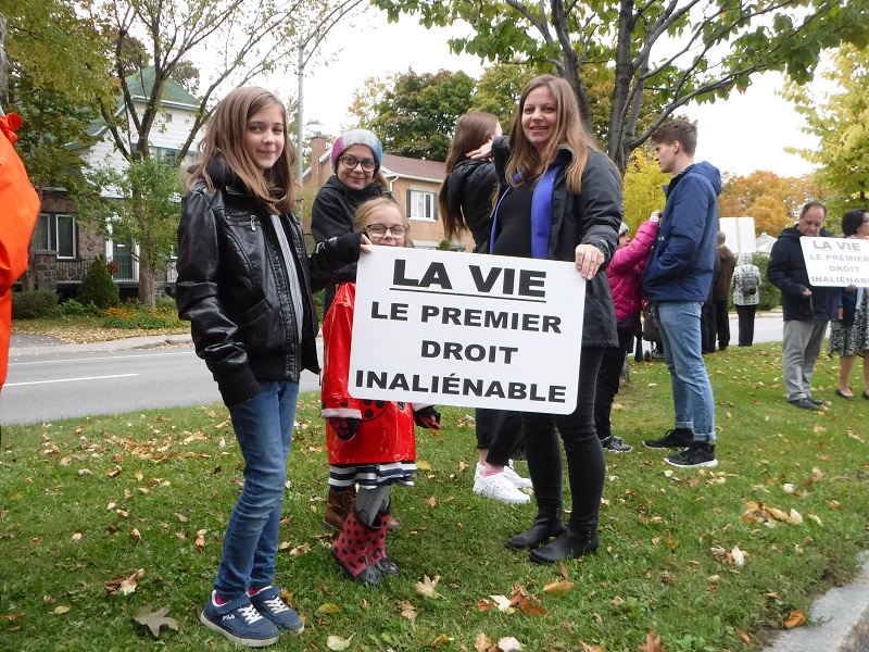 Zut, j'ai mal choisi mon angle: derrire cette pancarte, il y avait un enfant  natre!